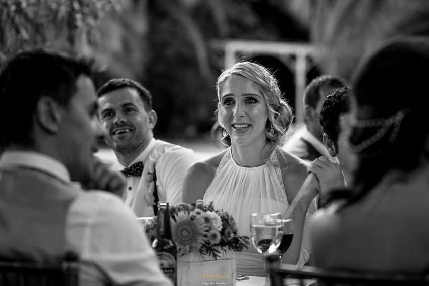 imagen emotiva de la hermana de la novia que se conmueve escuchando a su padre