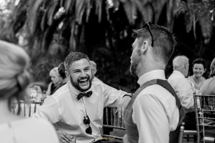 amigos en la fiesta de boda