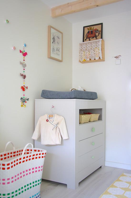 habitación para bebé de estilo escandinavo