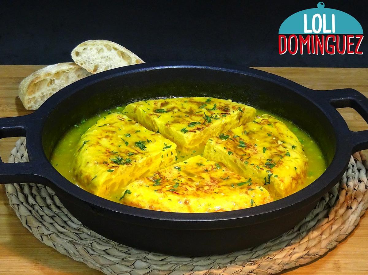 Tortilla de patatas guisada en salsa; Una receta tradicional fácil de esas que hacían nuestras abuelas para aprovechar la tortilla