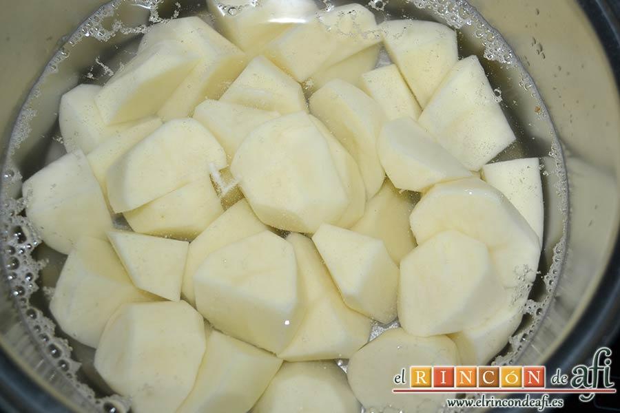 Puré de papas, pelar y trocear las papas, ponerlas en un caldero con agua y sal gorda