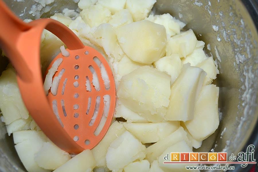 Puré de papas, una vez hechas, escurrir las papas y machacarlas