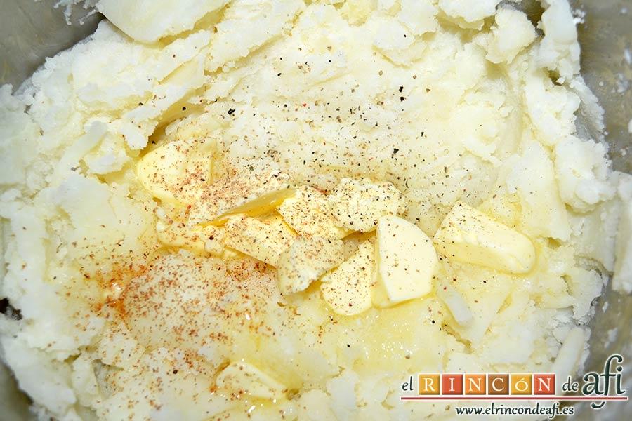 Puré de papas, añadir la pimienta y la nuez moscada