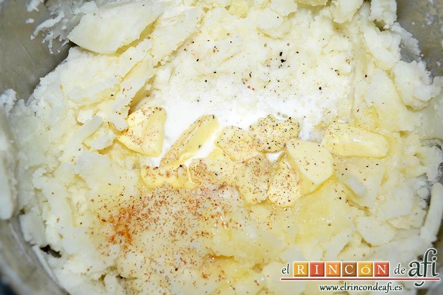 Puré de papas, añadir un chorrito de leche caliente