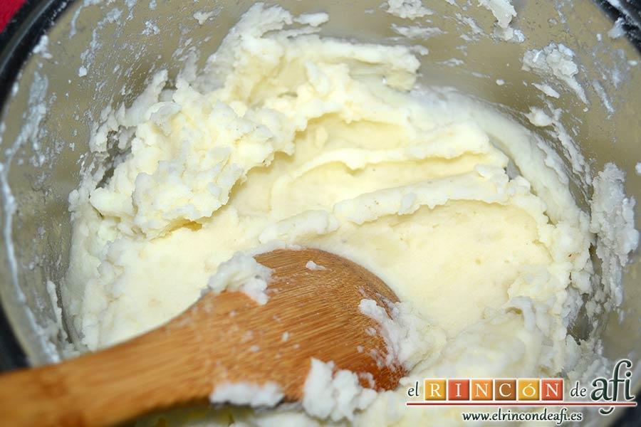 Puré de papas, mezclar todo bien