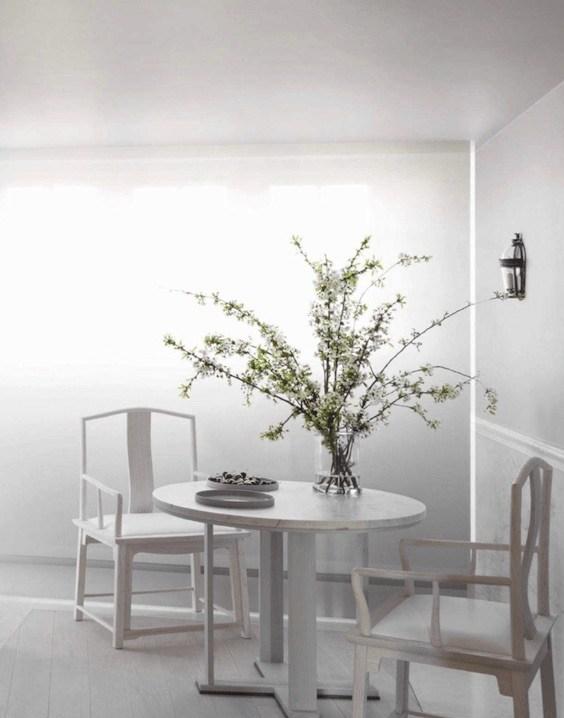 decoralinks| ramas con flores blancas en comedor blanco