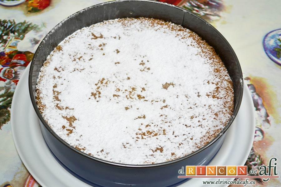 Tarta alegría, retirar el paño y espolvorear con el azúcar glass