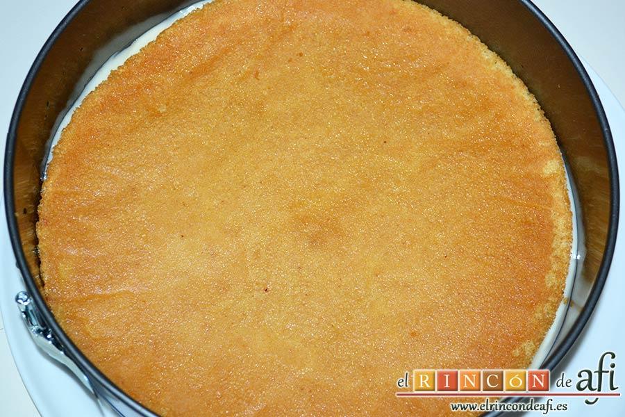 Tarta alegría, poner encima la segunda plancha de bizcocho empapado en almíbar