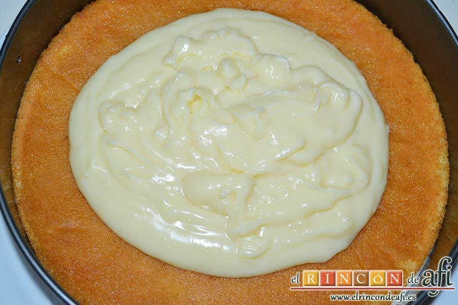 Tarta alegría, poner más crema pastelera encima