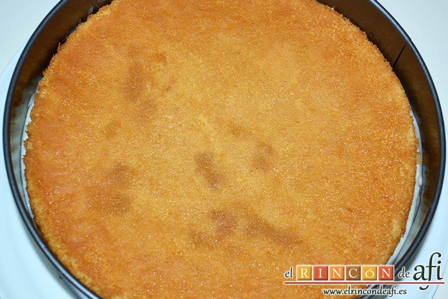Tarta alegría, terminar con la tercera plancha de bizcocho empapada en almíbar