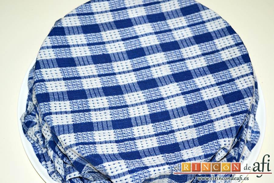 Tarta alegría, cubrir con un paño de cocina húmedo y dejar enfriar