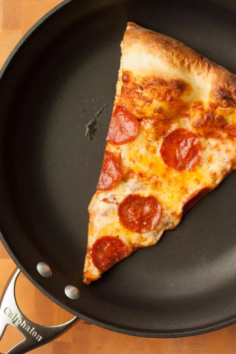 La mejor manera de recalentar una rebanada de pizza