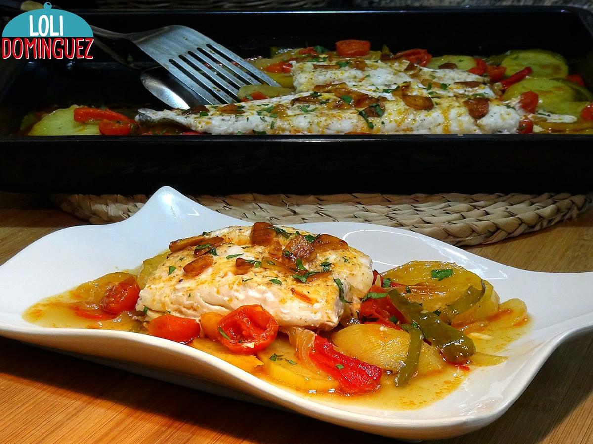 Merluza al horno con patatas y verduras. Muy jugosa y deliciosa para comer o cenar es una idea estupenda y que además se prepara fácilmente