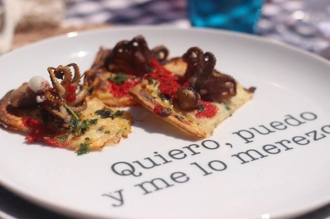 Una mesa Okenua en la playa