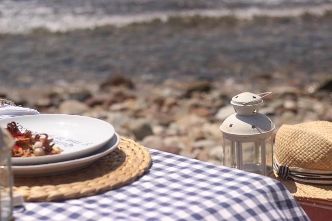 Unas tapas de sardinas y pulpitos en la playa
