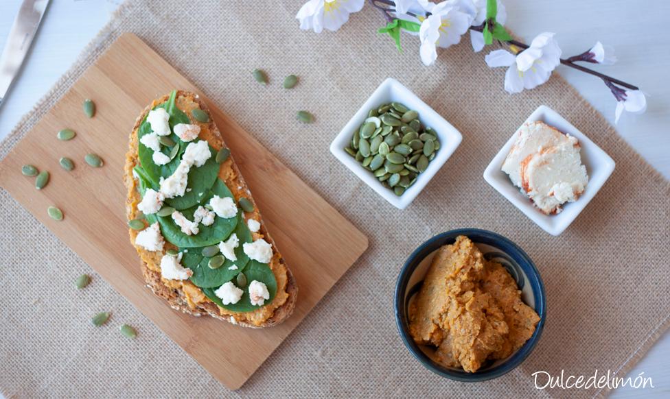 Tosta de pesto de calabaza con espinacas y queso de cabra