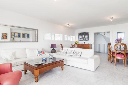 paredes y techos claros para iluminar un salón