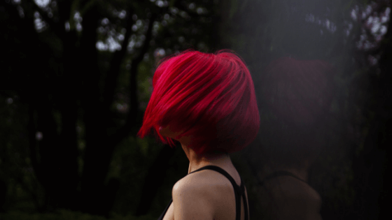 Mujer cabello corto tinturado rojo Devuélvele la vida a tu cabello seco