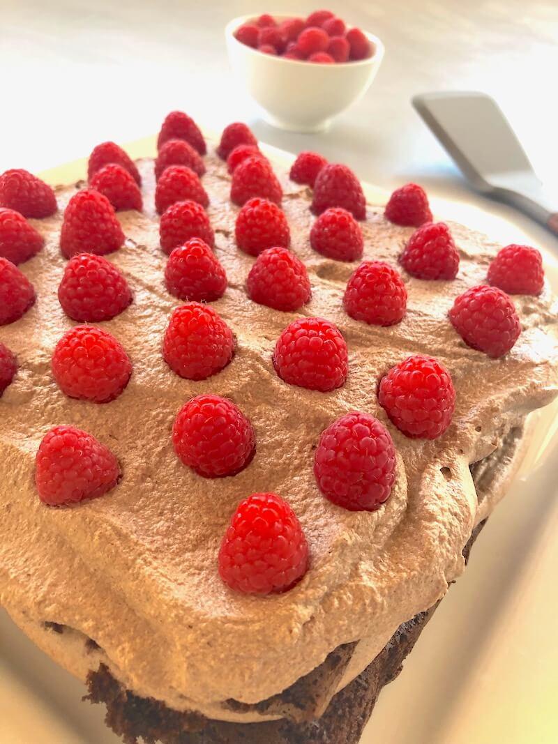 tarta de chocolate con trufa y frambuesas