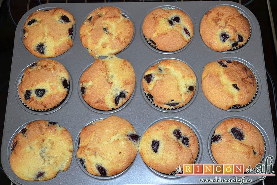 Cupcakes de cerezas al Kirsch, sacar las magdalenas del horno
