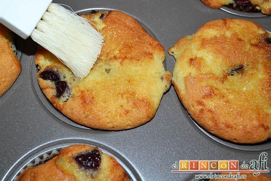 Cupcakes de cerezas al Kirsch, pincharlas con un palillo de cocina y pintarlas con el almíbar