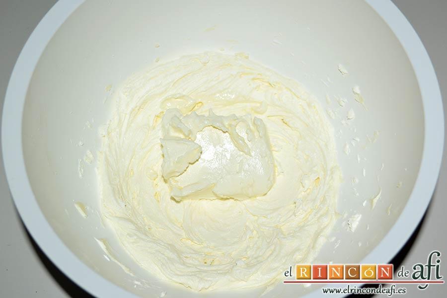 Cupcakes de cerezas al Kirsch, agregar el queso crema