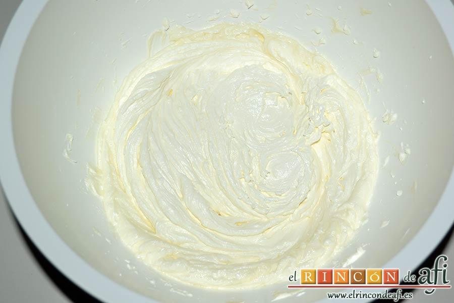 Cupcakes de cerezas al Kirsch, seguir batiendo