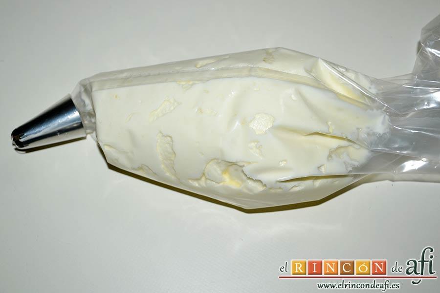 Cupcakes de cerezas al Kirsch, meter la mezcla en una manga pastelera