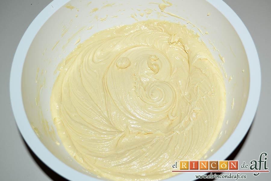 Cupcakes de cerezas al Kirsch, batir con varillas eléctricas hasta que esté bien integrado