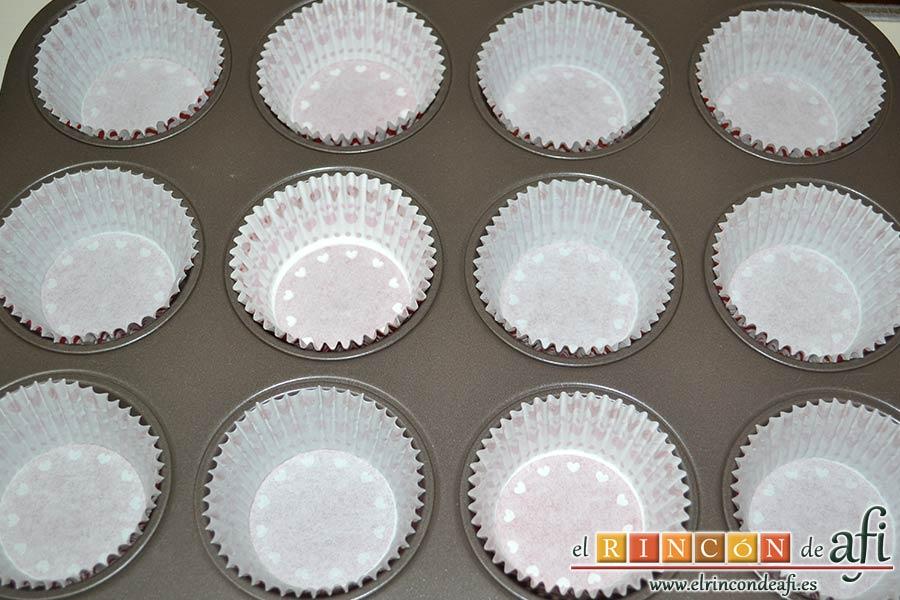 Cupcakes de cerezas al Kirsch, preparar los moldes de magdalenas con las cápsulas de papel