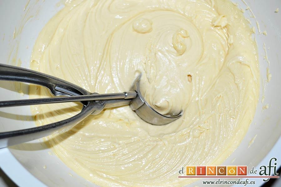 Cupcakes de cerezas al Kirsch, coger pociones de masa con ayuda de un dosificador de helado