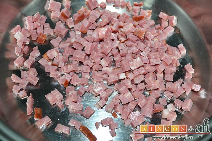 Casoncelli con bacon, tomate y albahaca, poner a dorar el bacon cortado en taquitos