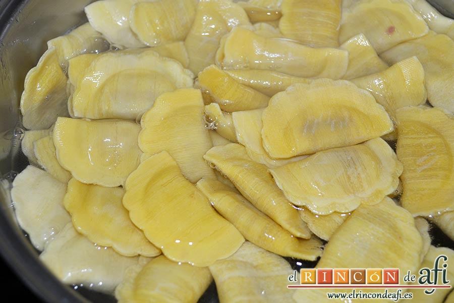 Casoncelli con bacon, tomate y albahaca, poner a hervir los casoncelli