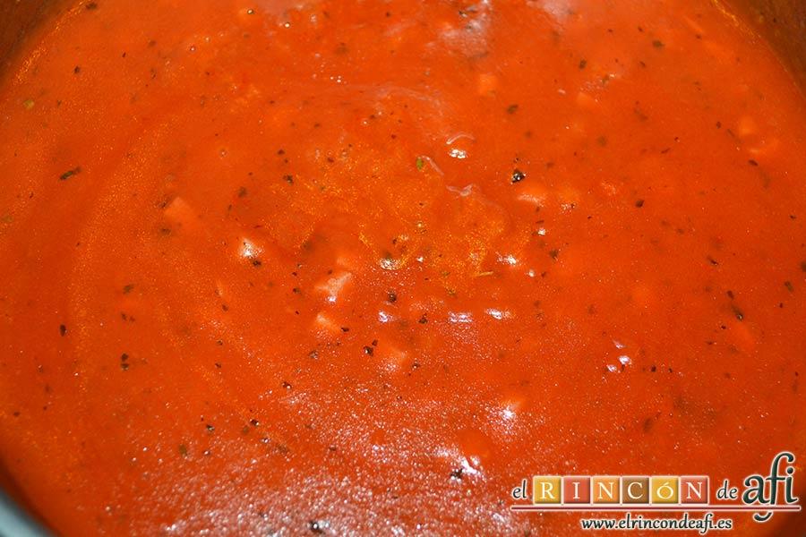 Casoncelli con bacon, tomate y albahaca, dejar cocer unos 5 minutos