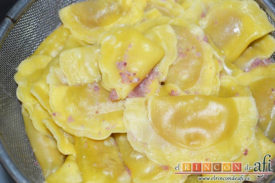 Casoncelli con bacon, tomate y albahaca, escurrir la pasta y presentar el plato