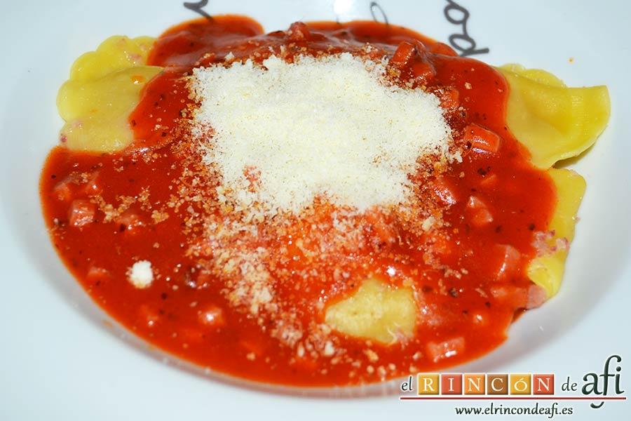 Casoncelli con bacon, tomate y albahaca, sugerencia de presentación