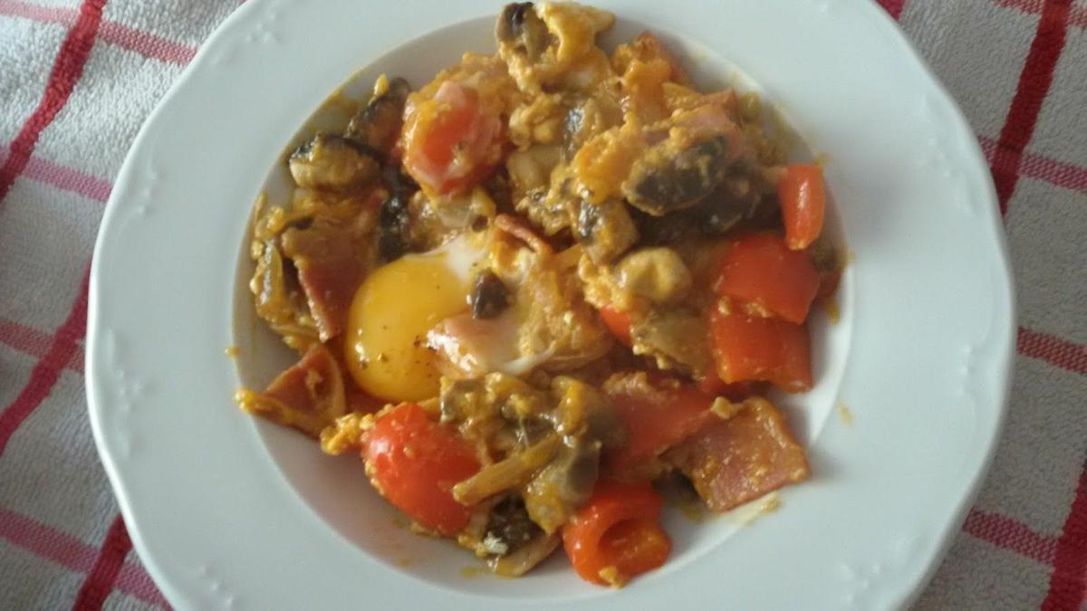 Champiñones con bacon y huevo