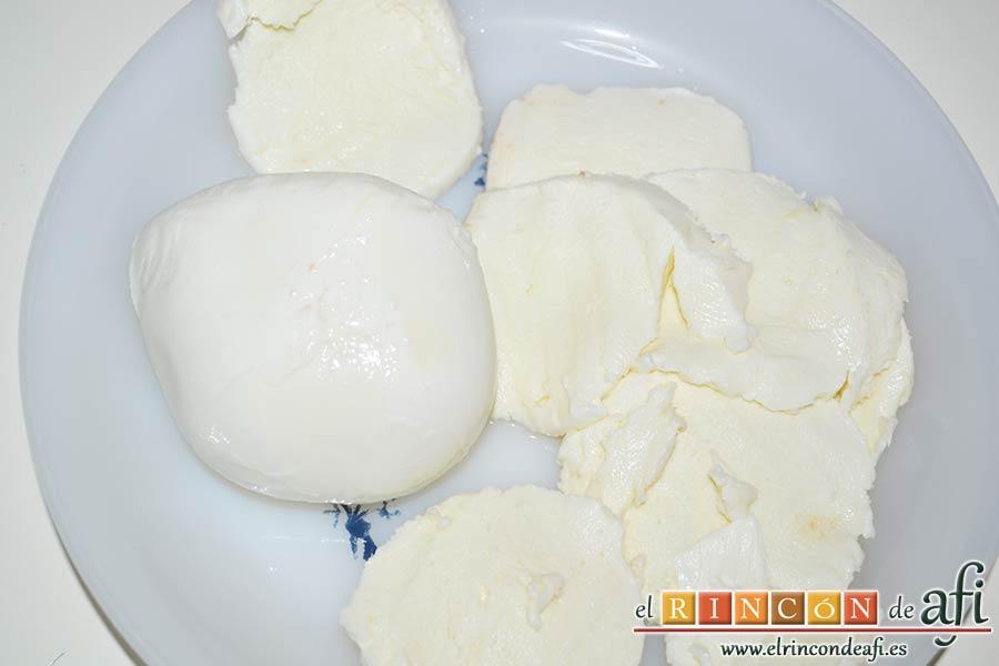 Ensalada caprese, trocear en lonchas la mozzarella