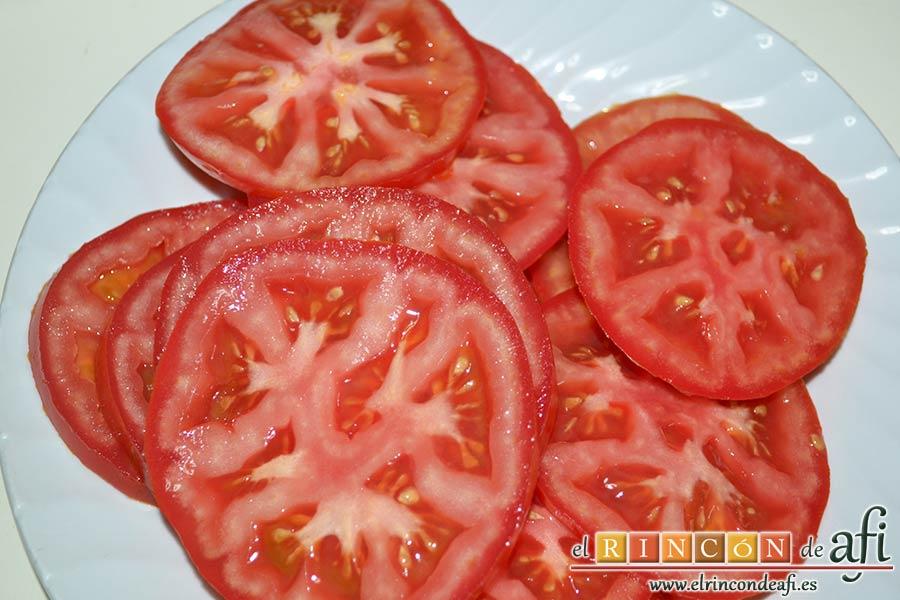 Ensalada caprese, trocear en rodajas los tomates