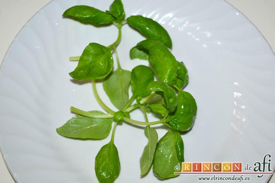 Ensalada caprese, seleccionar las hojas de albahaca