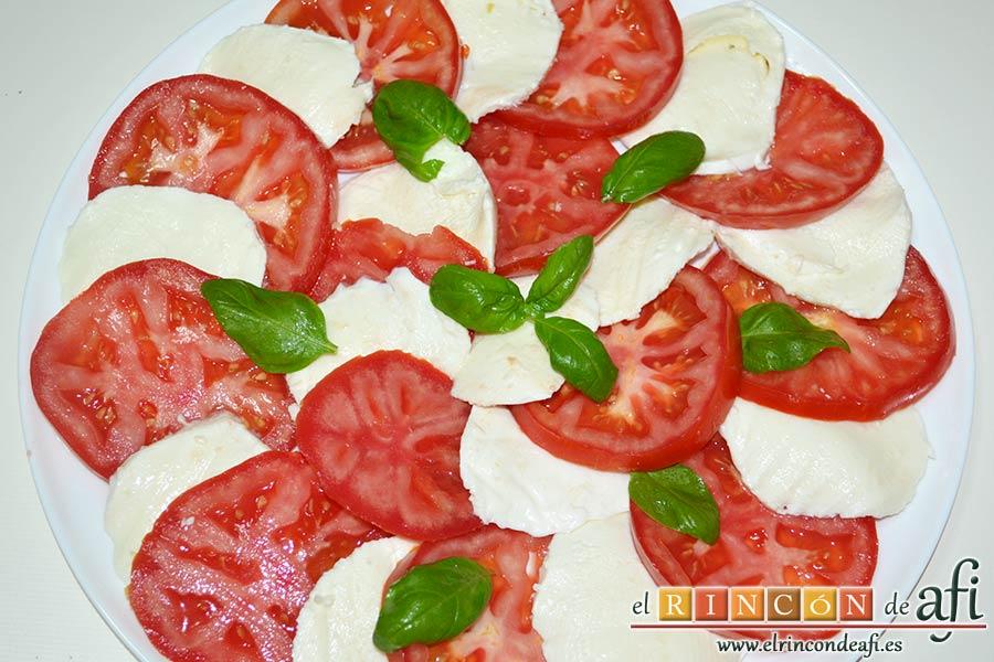 Ensalada caprese, llenar todo el plato y añadir hojas de albahaca