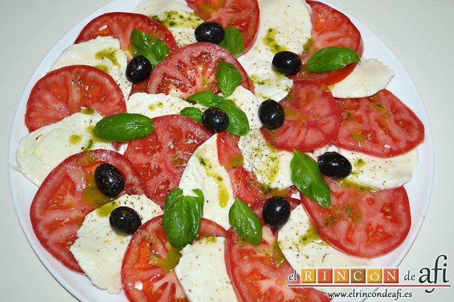 Ensalada caprese, echar por encima el aceite de albahaca