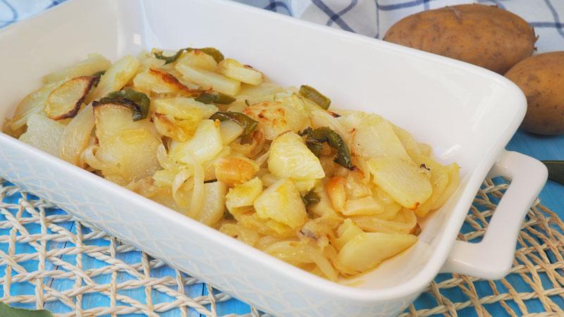 receta patatas panaderas al horno en rodajas con pimientos y cebolla