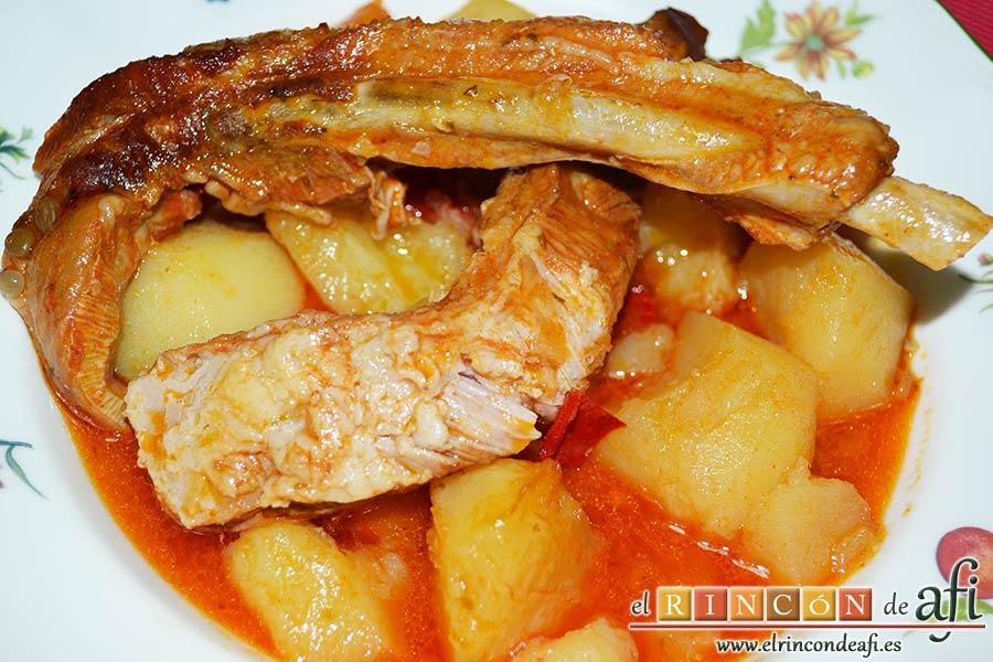 Guiso de costillas de cerdo adobadas con papas, sugerencia de presentación