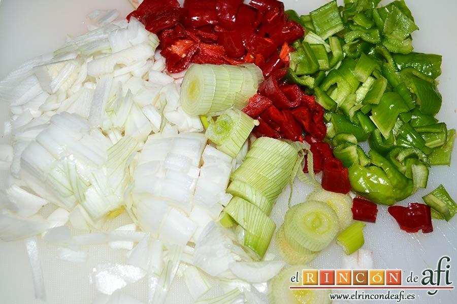 Guiso de costillas de cerdo adobadas con papas, trocear las verduras