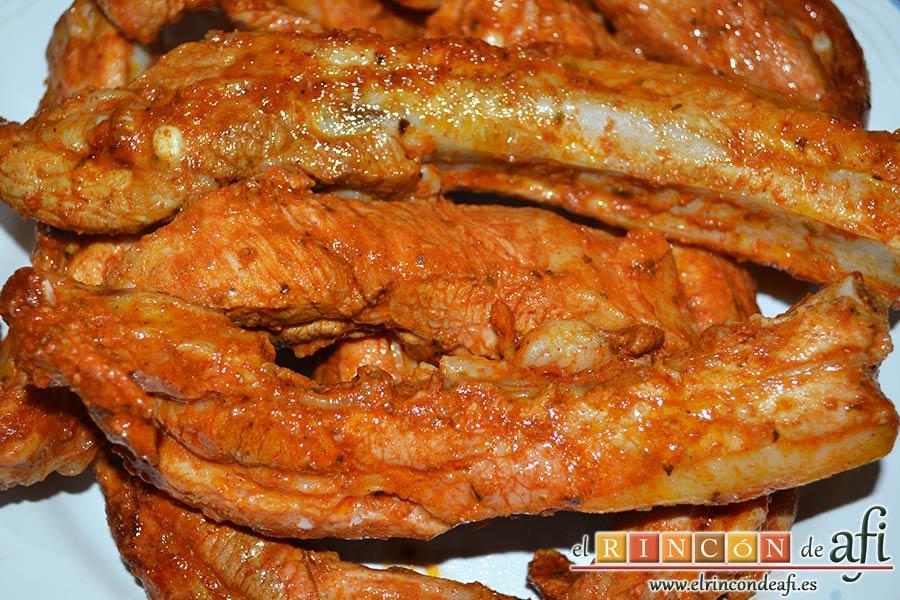 Guiso de costillas de cerdo adobadas con papas, cuando las costillas estén ligeramente doradas sacarlas