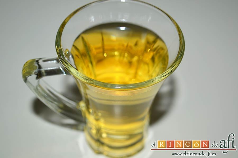 Guiso de costillas de cerdo adobadas con papas, preparar el vasito de vino blanco