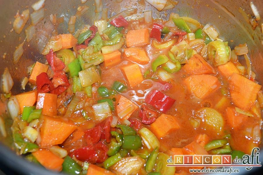 Guiso de costillas de cerdo adobadas con papas, añadir el vino a las verduras cuando estén rehogadas