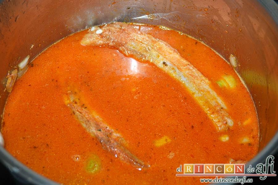 Guiso de costillas de cerdo adobadas con papas, introducir las costillas y cubrir con agua