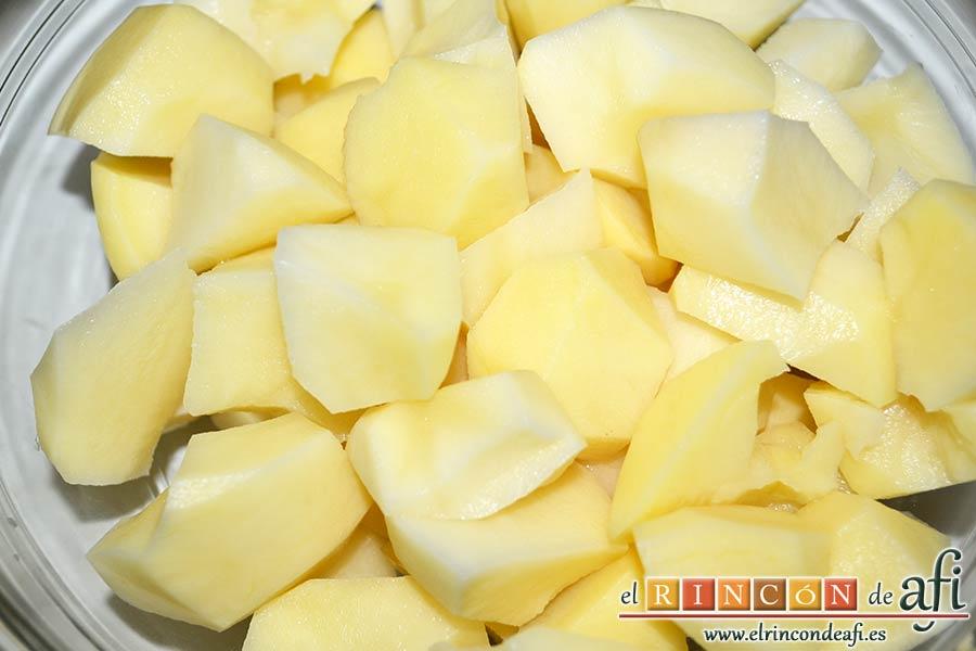 Guiso de costillas de cerdo adobadas con papas, pelar y triscar las papas